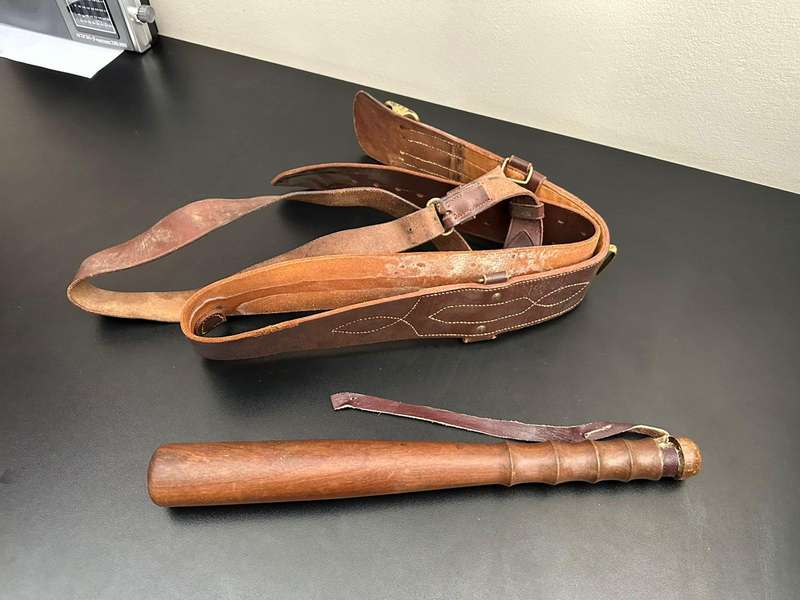 Old Police Sambrown and batton. No markings - 1