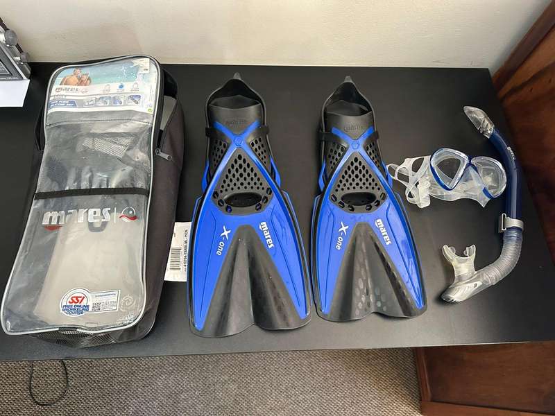 Mares Aquazone Snorkel and diving fins combo. Size ML (adjustable) condition complete. No damage,onl