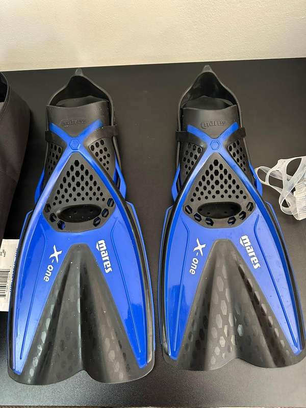 Mares Aquazone Snorkel and diving fins combo. Size ML (adjustable) condition complete. No damage,onl