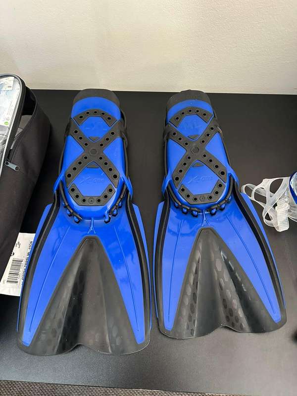 Mares Aquazone Snorkel and diving fins combo. Size ML (adjustable) condition complete. No damage,onl
