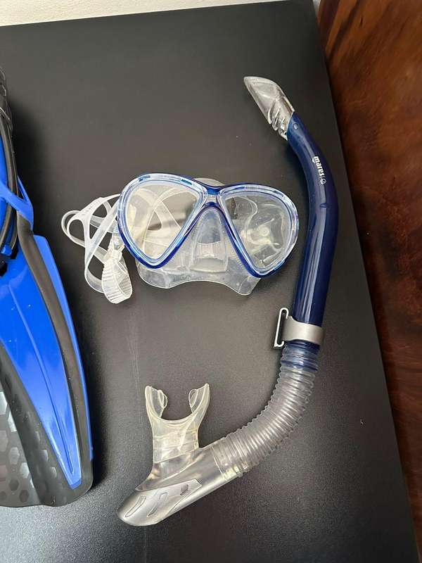 Mares Aquazone Snorkel and diving fins combo. Size ML (adjustable) condition complete. No damage,onl