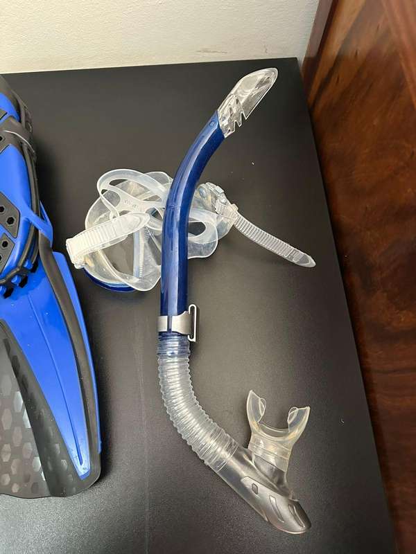Mares Aquazone Snorkel and diving fins combo. Size ML (adjustable) condition complete. No damage,onl