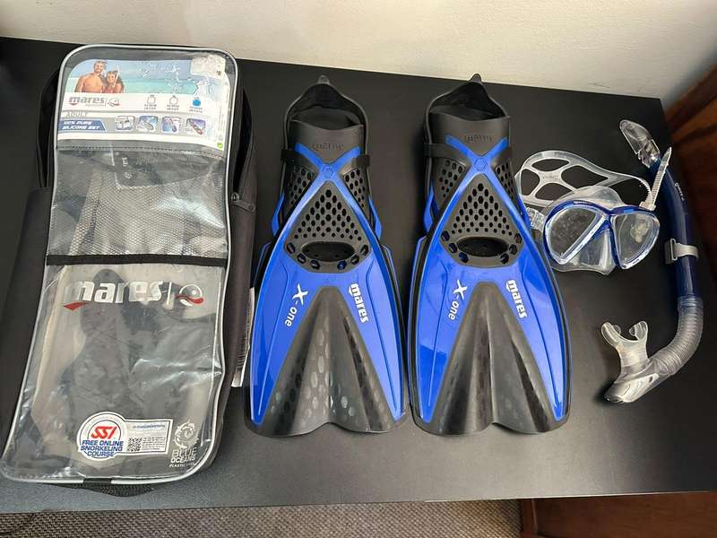 Mares Aquazone snorkel and diving fins combo. Size LxL (adjustable) Condition complete, no damage. O