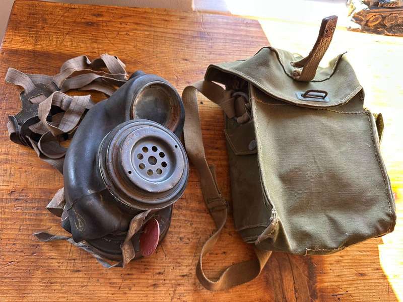 British MK 11 light anti gas respirator from WW2. Comes with carry bag.