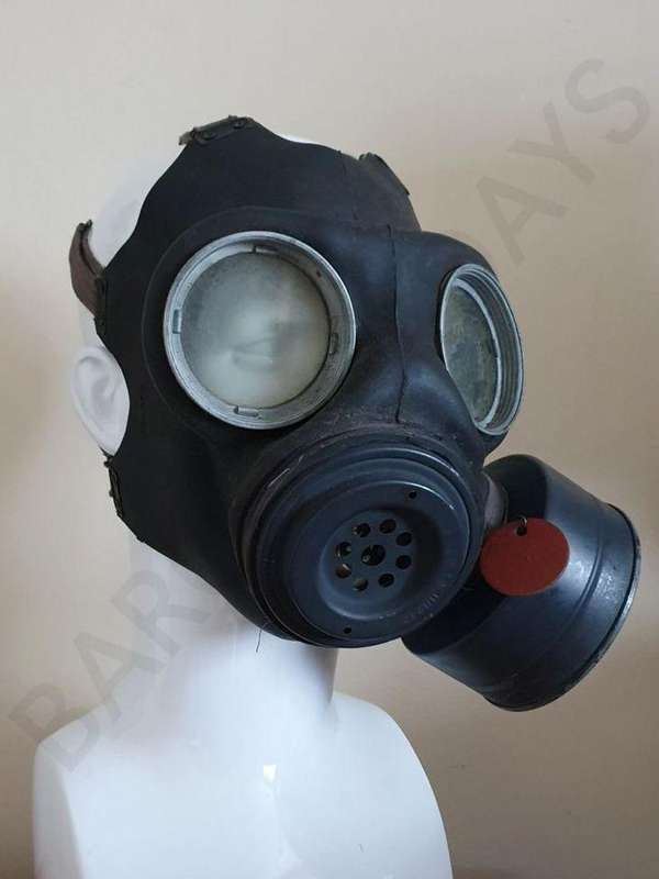 British MK 11 light anti gas respirator from WW2. Comes with carry bag.