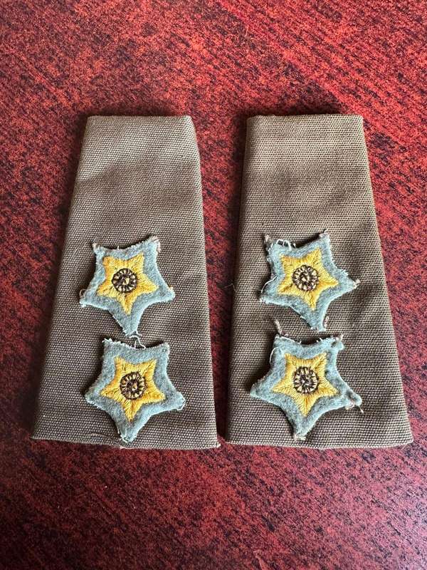 Embroidered rank slip-ons for lieutenant. Worn 1980's-1996
