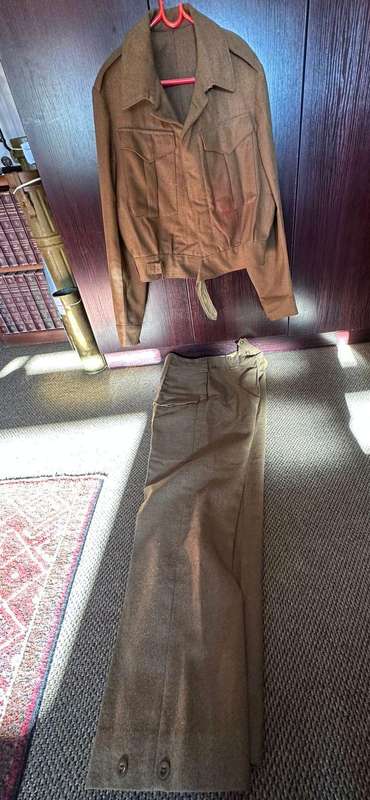 Old SA army Bunny jacket (size large). Measures 52cm armpit to armpit , labelled and dated 1956. Siz