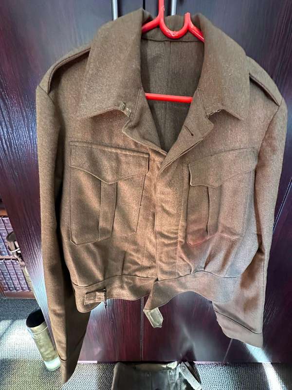 Old SA army Bunny jacket (size large). Measures 52cm armpit to armpit , labelled and dated 1956. Siz