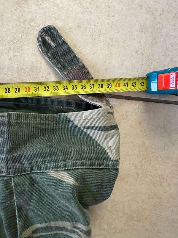 Rhodesian camo trousers. Reinforced back side. Please look at pictures for size. 3 Buttons missing.