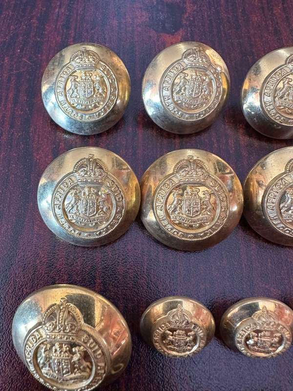 SA Gilt officers tunic buttons. Staff corps. 7x Large, diameter 25mm and medium size. 8 In total, d