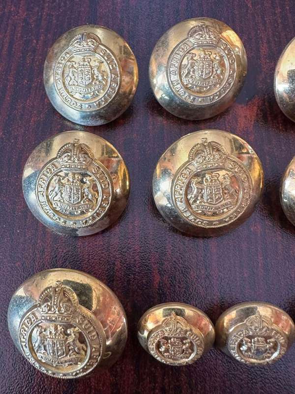 SA Gilt officers tunic buttons. Staff corps. 7x Large, diameter 25mm and medium size. 8 In total, d