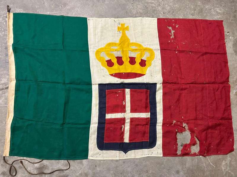 Original WW2 Italian flag. Measures 95x150 cm. Condition, well used. Double sided.