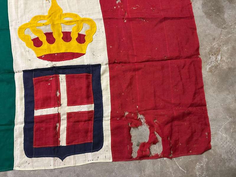 Original WW2 Italian flag. Measures 95x150 cm. Condition, well used. Double sided.