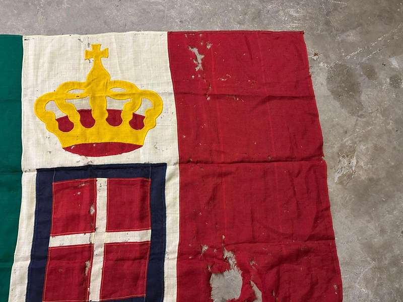 Original WW2 Italian flag. Measures 95x150 cm. Condition, well used. Double sided.
