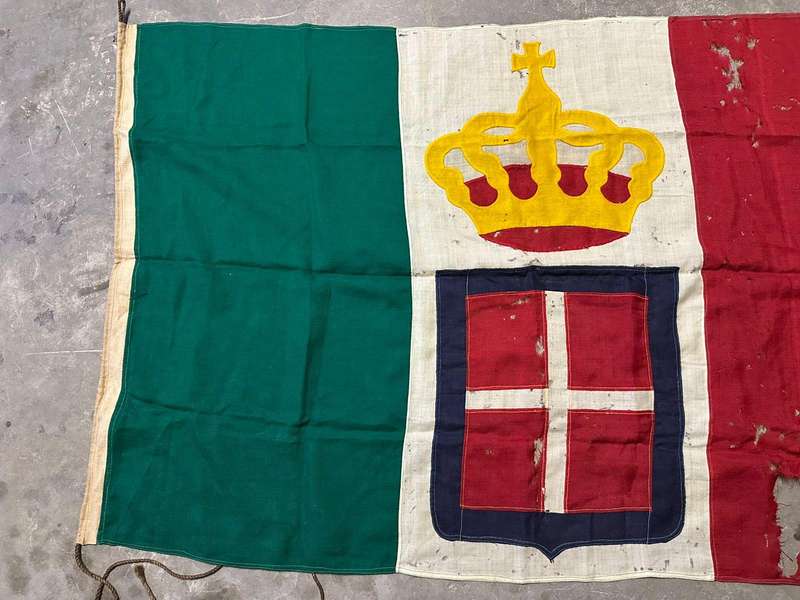 Original WW2 Italian flag. Measures 95x150 cm. Condition, well used. Double sided.