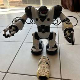 WOWWEE ROBOSAPIEN Humanoid ROBOT 35 cm tall WHITE AND BLACK. Remote Control included