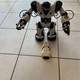 WOWWEE ROBOSAPIEN Humanoid ROBOT 35 cm tall WHITE AND BLACK. Remote Control included