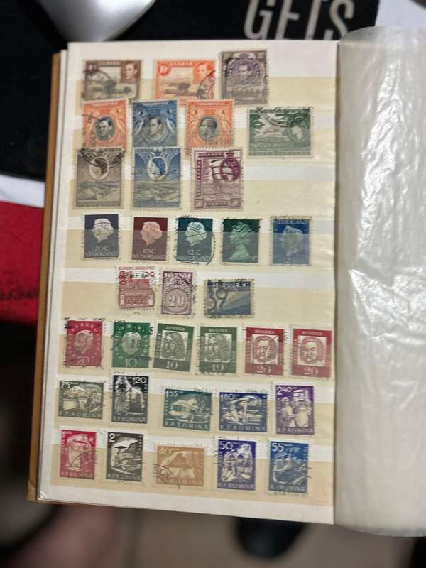 Various worldwide stamps over 2000 stamps