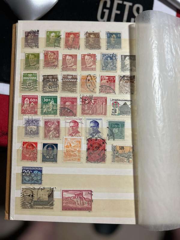 Various worldwide stamps over 2000 stamps