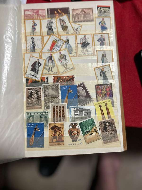Various worldwide stamps over 2000 stamps