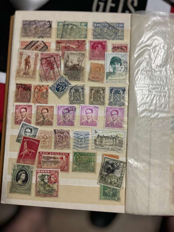 Various worldwide stamps over 2000 stamps