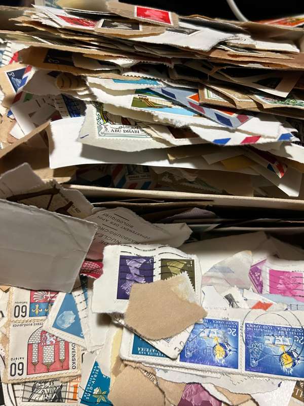 Various worldwide stamps over 2000 stamps