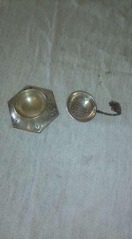 .E.P.N.S English tea strainer with Dutch handle