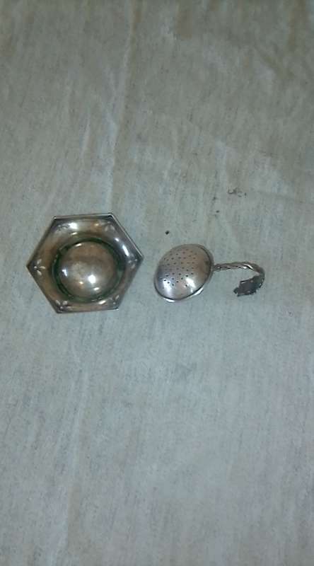 Bowl on bun feet, 19cm diameter, hammered effect, silver plate on base metal