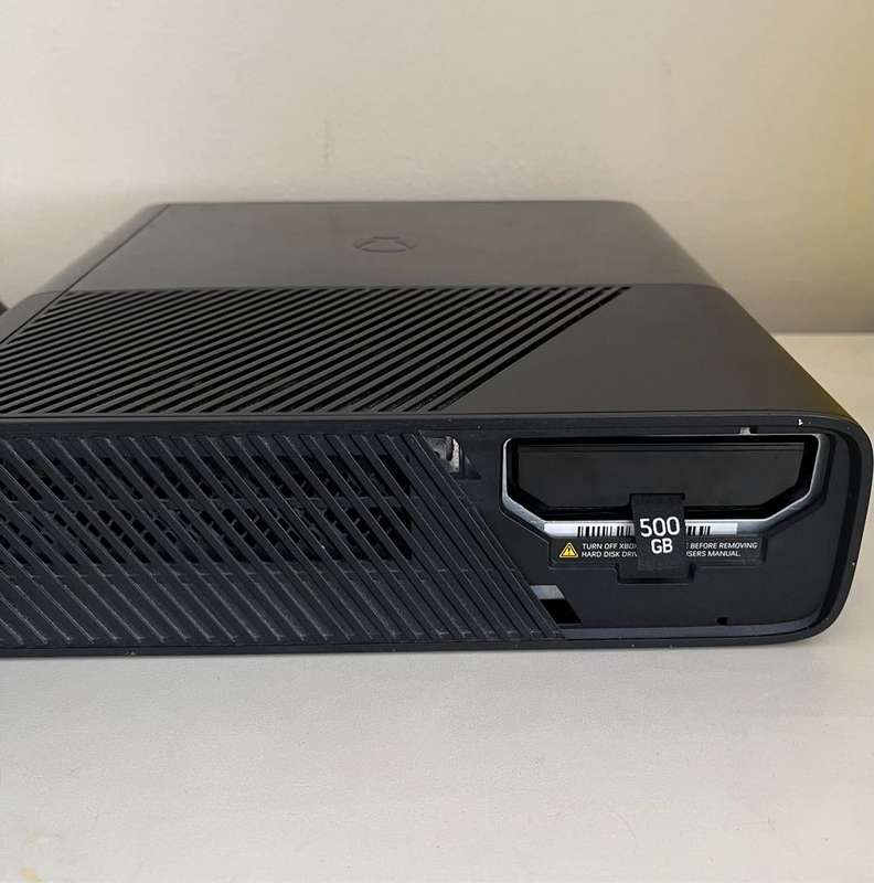 Xbox 360 E - 500GB + 4 Games