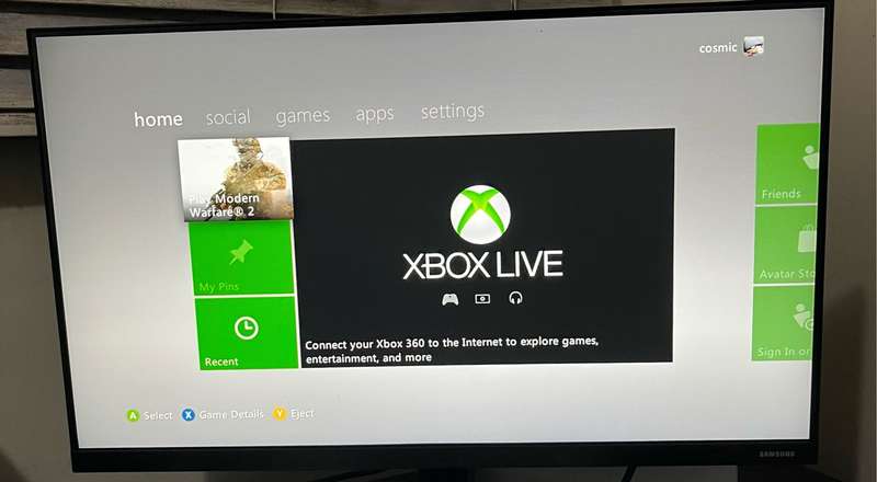Xbox 360 S 4GB + 3 Games