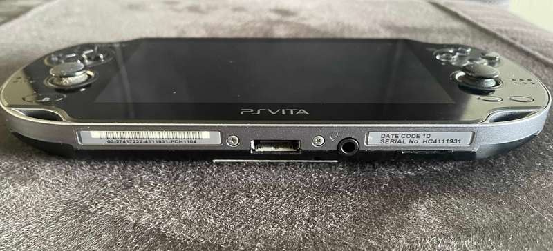 PSVita Console (4GB) + 2 Games