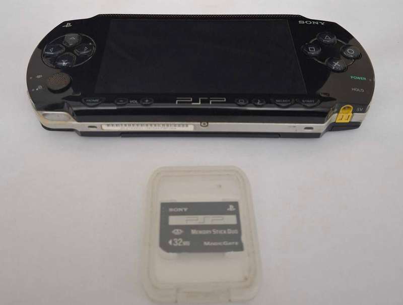 PSP 1000 PHAT + 4 Games
