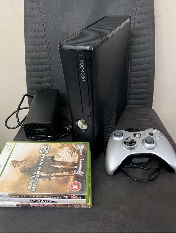 Xbox 360 S 4GB + 3 Games