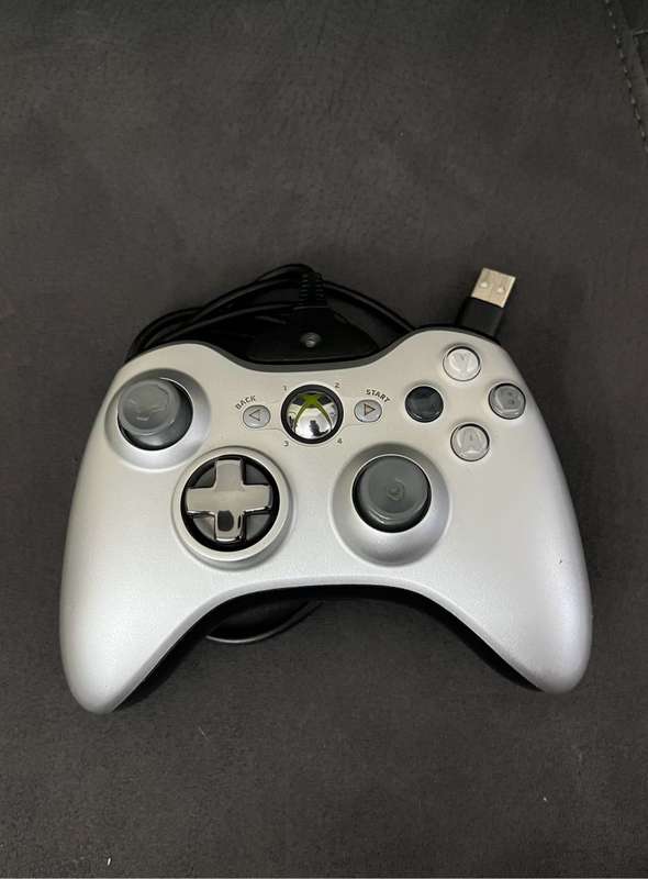 Xbox 360 S 4GB + 3 Games