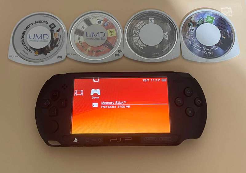 PSP Street E1004 Black + 5 Games