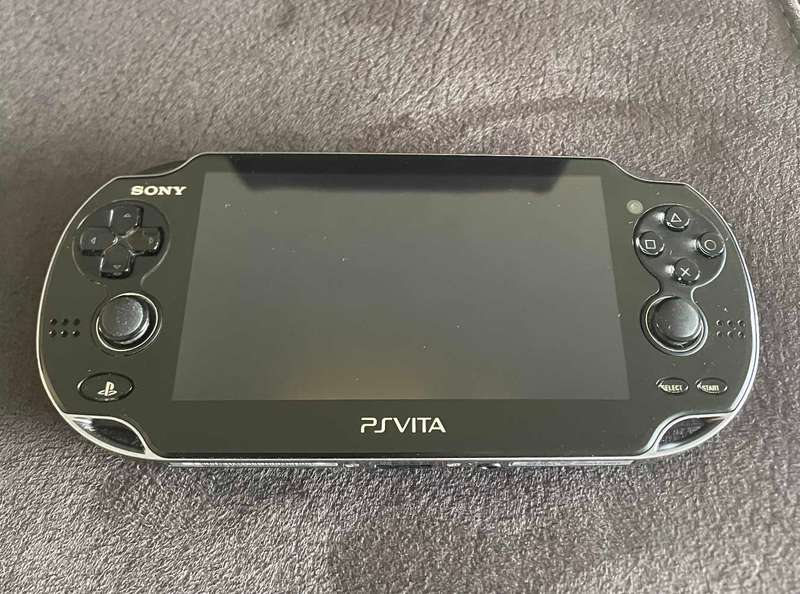 PSVita Console (4GB) + 2 Games