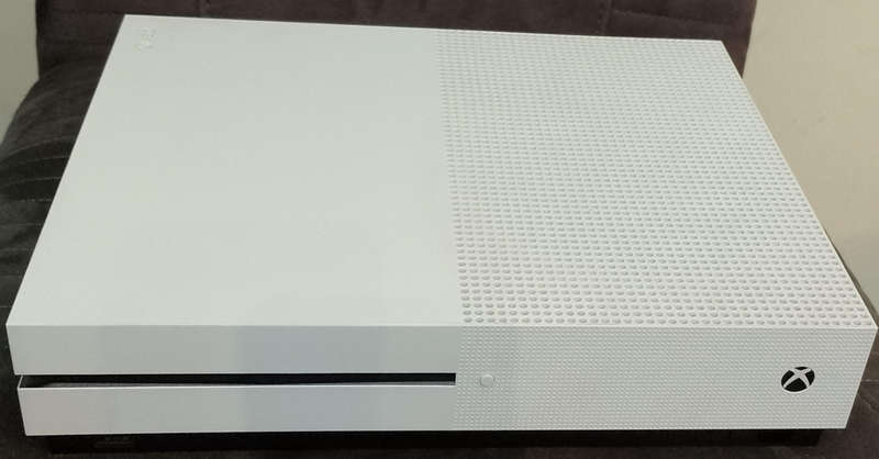 Xbox One S 500GB Console + FIFA 18