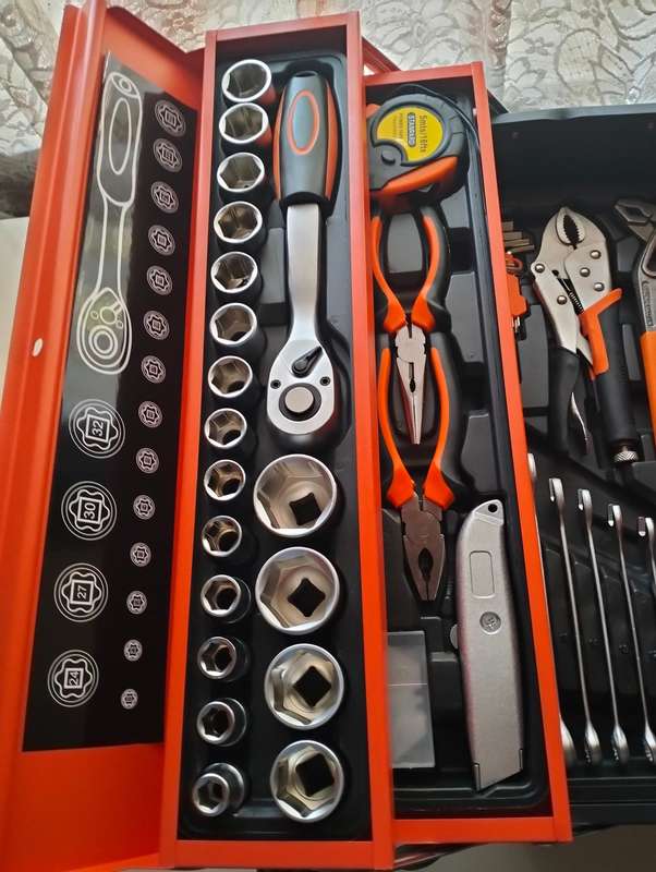 85 Piece Tool Box Set With Metal Box - 1/4" & 1/2"