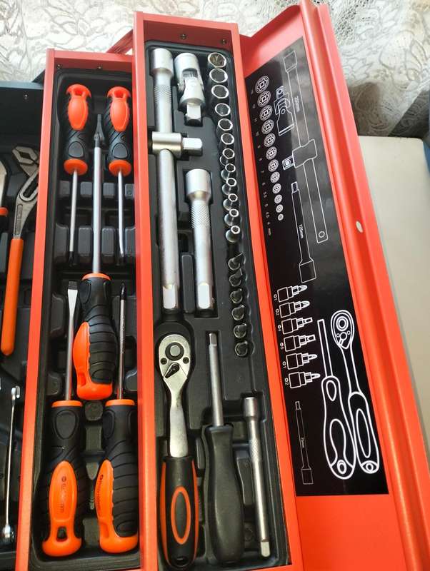85 Piece Tool Box Set With Metal Box - 1/4" & 1/2"