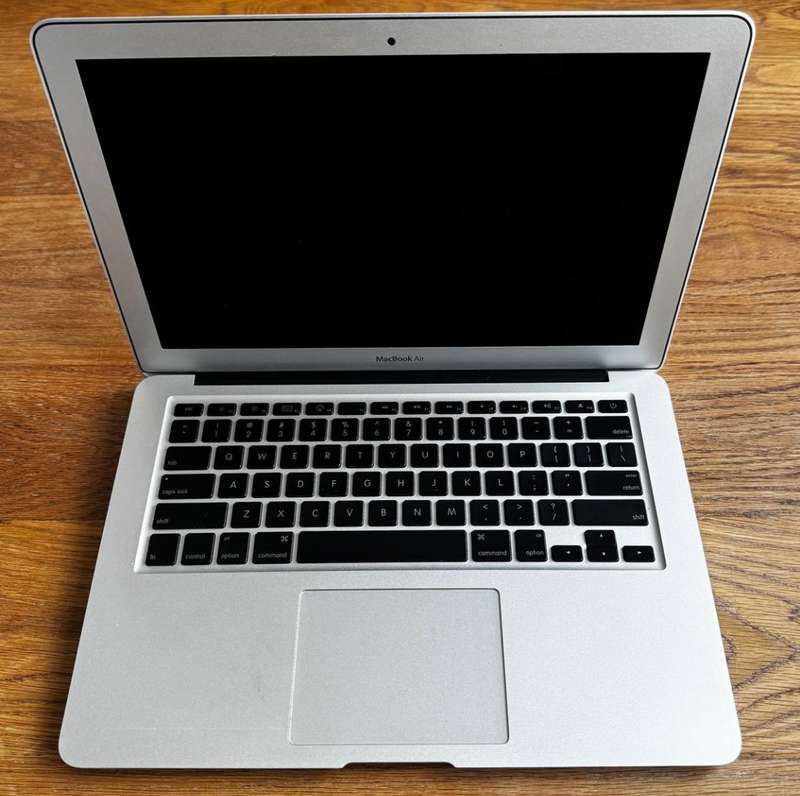 Apple MacBook Air 13.3-inch Core i5 1.6GHz 4GB RAM 256GB SSD Storage 2015 (Silver) - Ecofriendly