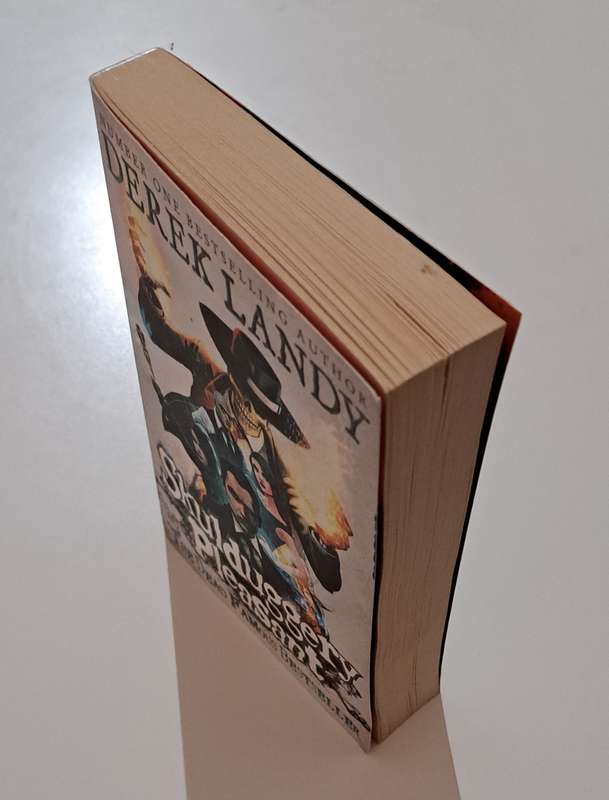 Skulduggery Pleasant #1 The Dead And Famous Bestseller Derek Landy fantasy fiction mystery teen