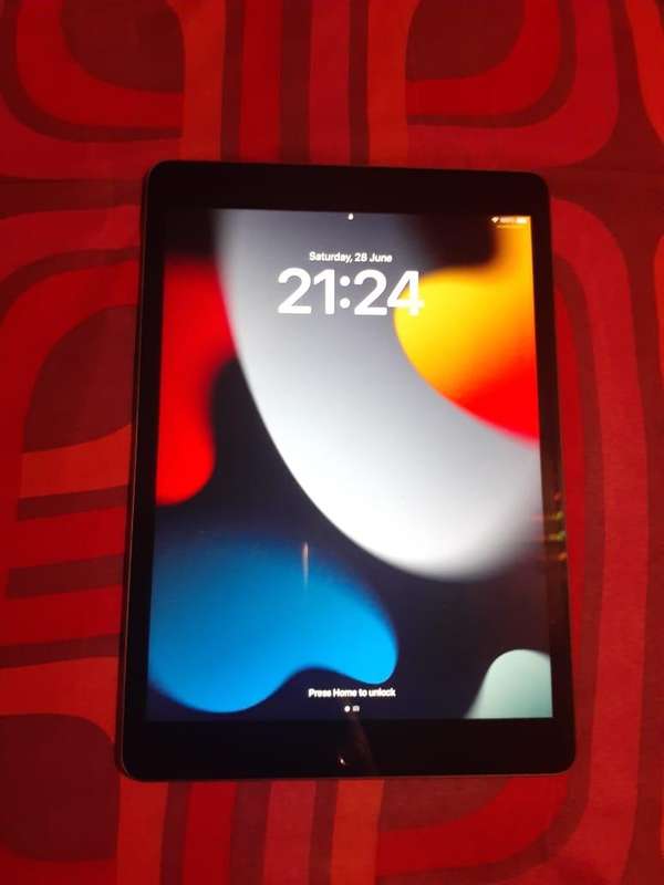 IPAD 9 9th generation  10.2" wifi  256 gig light grey  with a cover