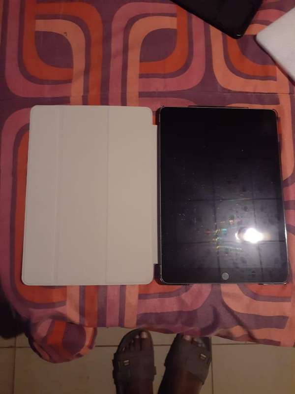 IPAD 9 9th generation  10.2" wifi  256 gig light grey  with a cover