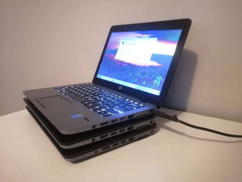 Clean HP Core i5 5th Gen, 8GB RAM,500GB HDD, No battery, Working on charger. Everything else 100%