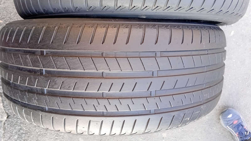 245/40/21 × 2 Bridgestone Alenza *Runflat tyres.