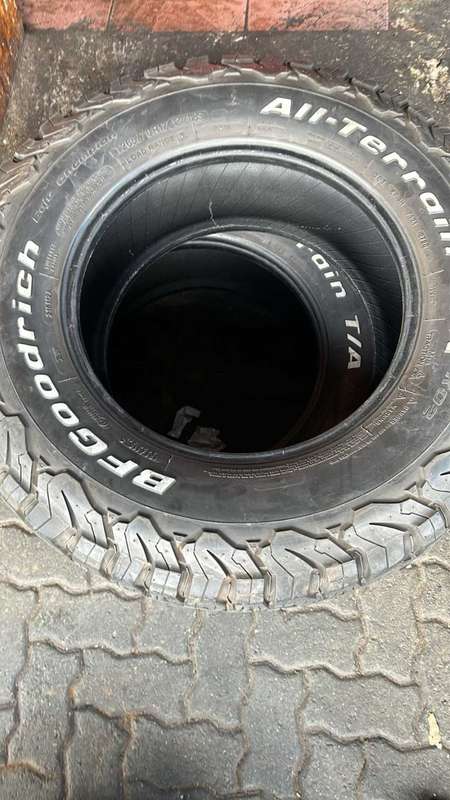 265/70/17 × 4 BF GOODRICH AT. 75% LIFE