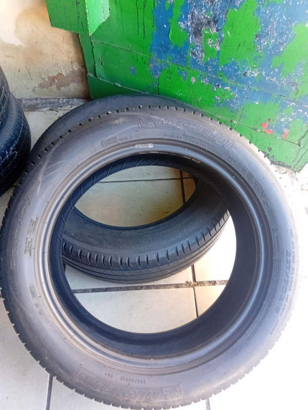 225/50/18 × 2 Michelin tyres. Fairly used