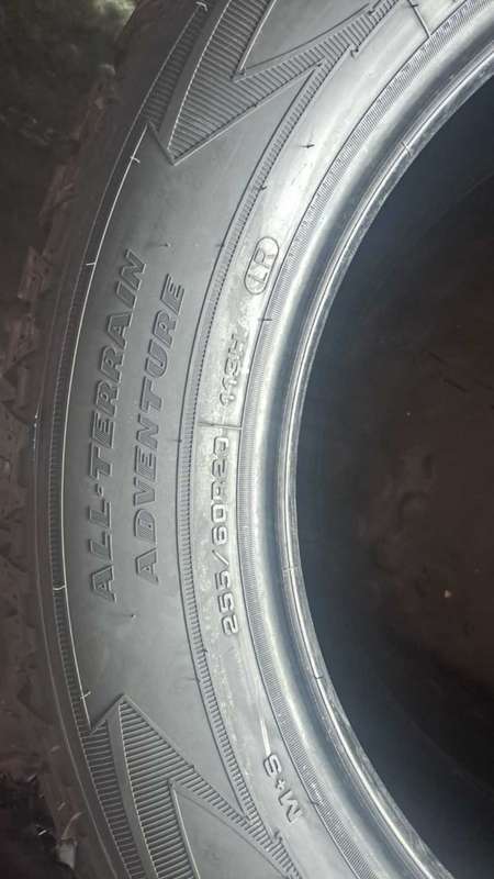 255/60/20 × 4 Goodyear Wranglar. 100%