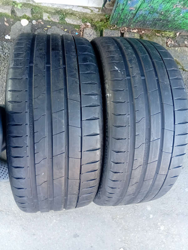 255/35/21 × 2 Continental Sport Contact 7 used like new tyres