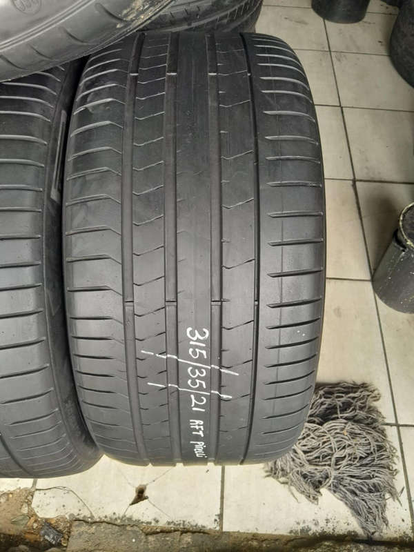 275/40/21; 315/35/21 Pirelli Pzrro runflat tyres.